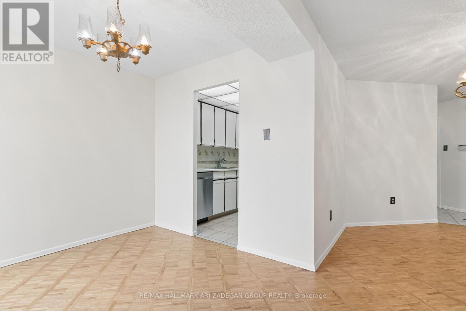 2704 - 3560 Kaneff Crescent, Mississauga, Ontario  L5A 4A1 - Photo 9 - W12893120