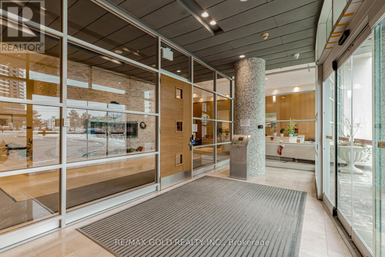 2102 - 220 Burnhamthorpe Road, Mississauga, Ontario  L5B 4N4 - Photo 4 - W12889688