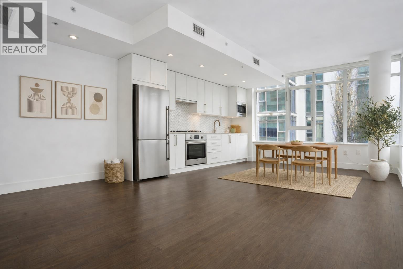 302 2455 Kingsway, Vancouver, British Columbia  V5R 5G8 - Photo 2 - R3100750