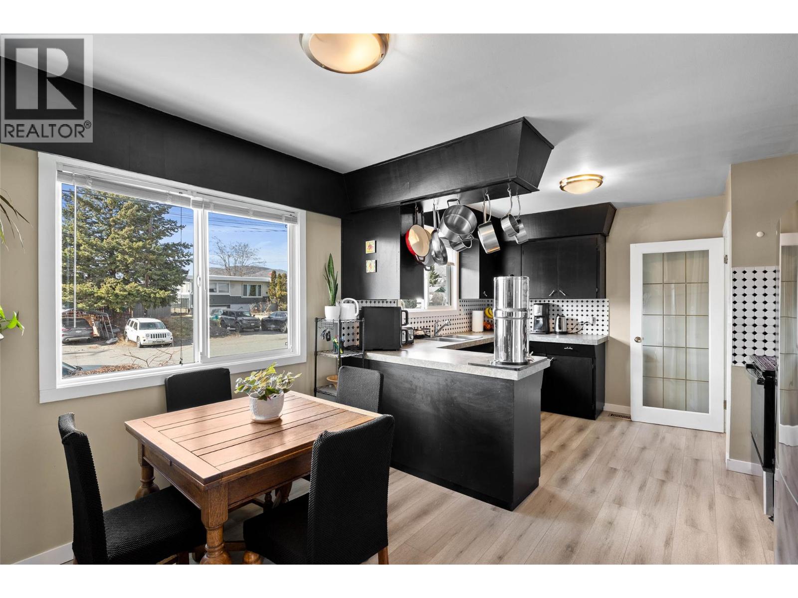 1020 7th Street, Kamloops, British Columbia  V2B 2W8 - Photo 6 - 10379554