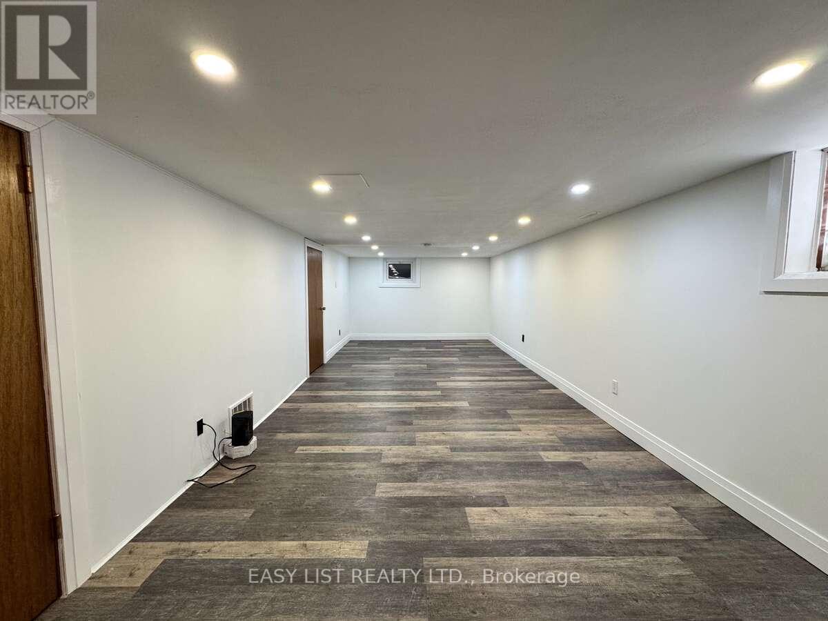 28 Inverleigh Drive, Toronto, Ontario  M8Y 3E3 - Photo 19 - W12863854