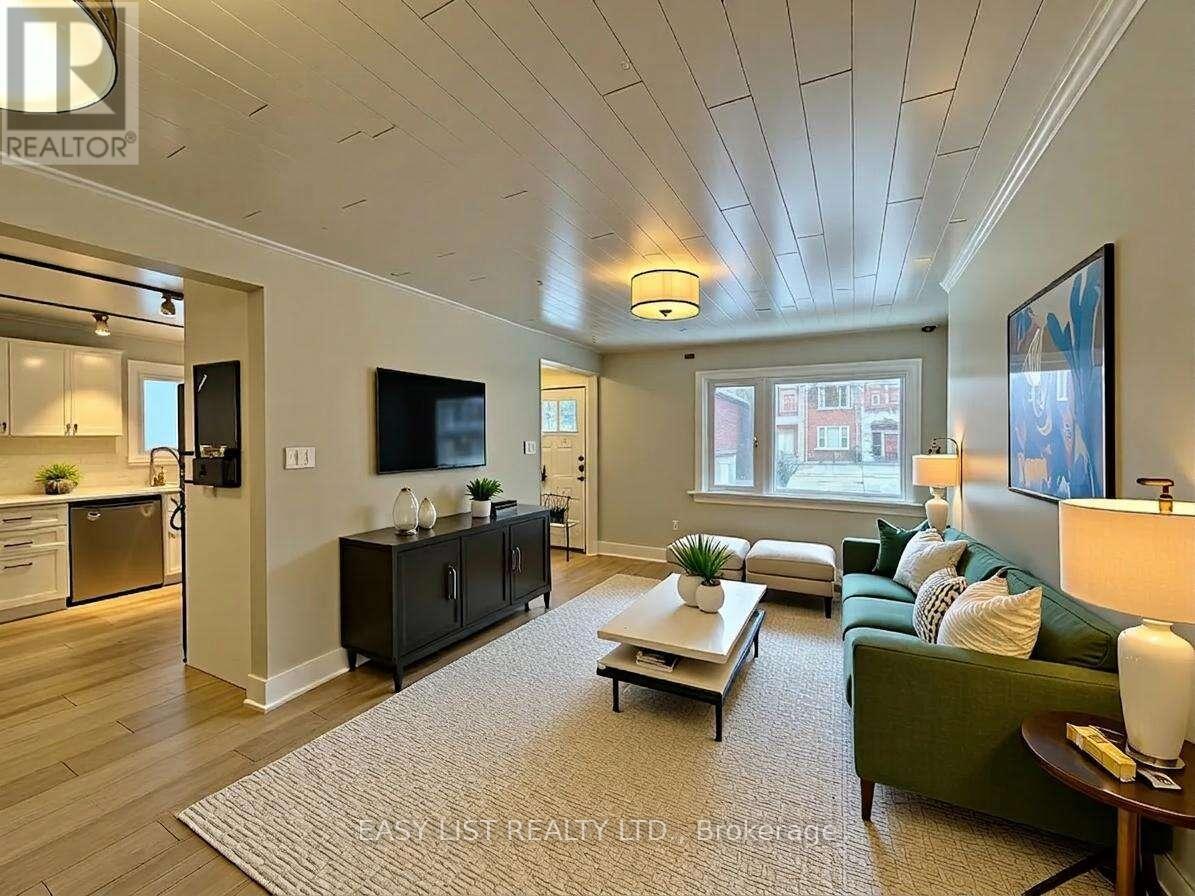 28 Inverleigh Drive, Toronto, Ontario  M8Y 3E3 - Photo 4 - W12863854