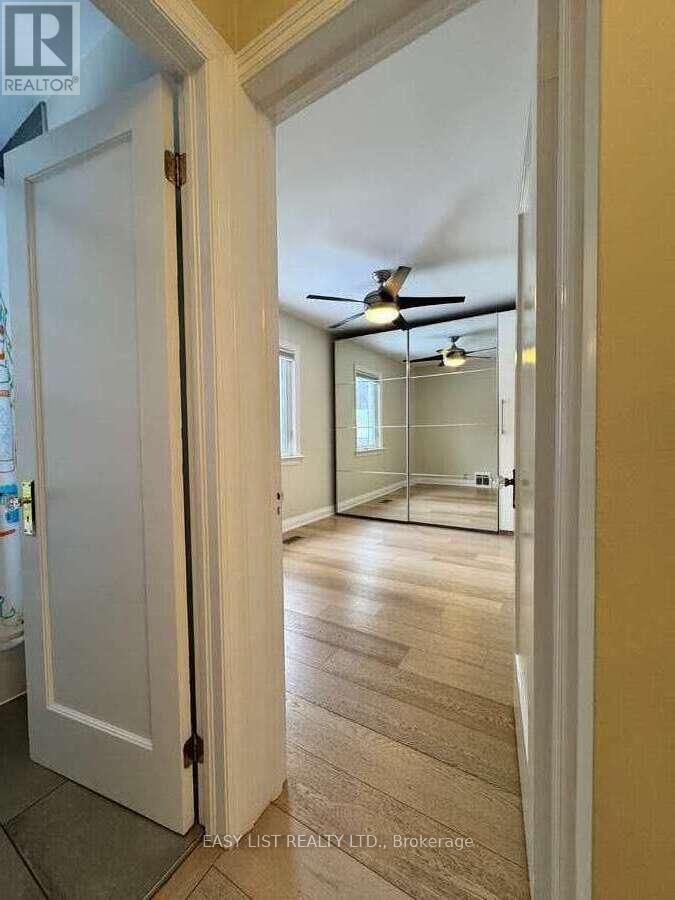 28 Inverleigh Drive, Toronto, Ontario  M8Y 3E3 - Photo 5 - W12863854