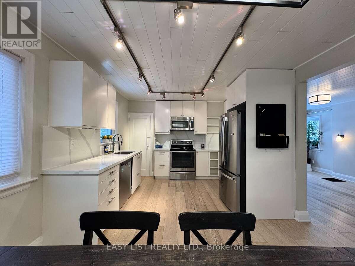 28 Inverleigh Drive, Toronto, Ontario  M8Y 3E3 - Photo 17 - W12863854