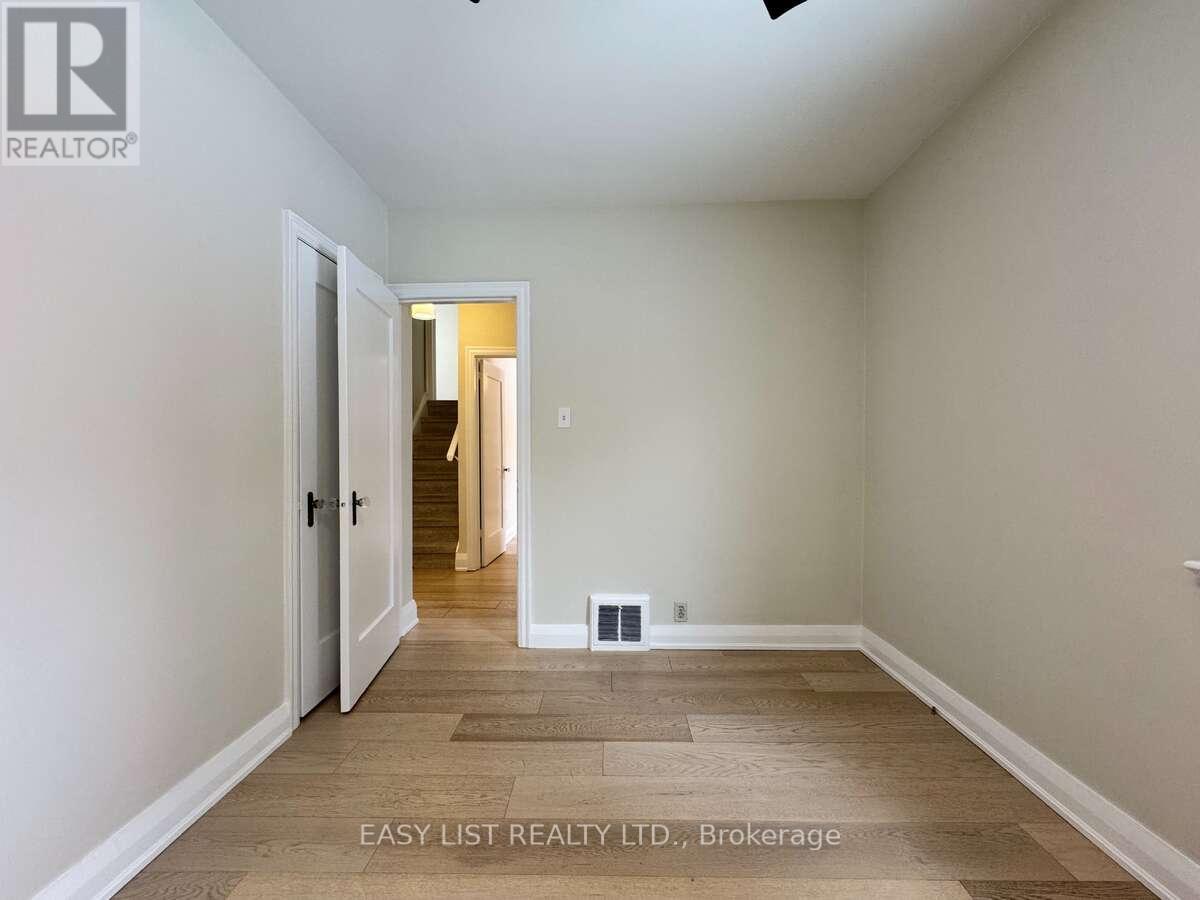 28 Inverleigh Drive, Toronto, Ontario  M8Y 3E3 - Photo 6 - W12863854