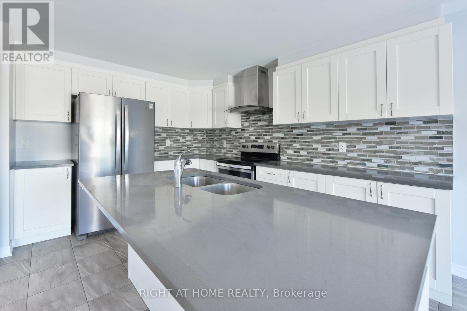 598 Malahat Way, Ottawa, Ontario  K2V 0J7 - Photo 8 - X12893468