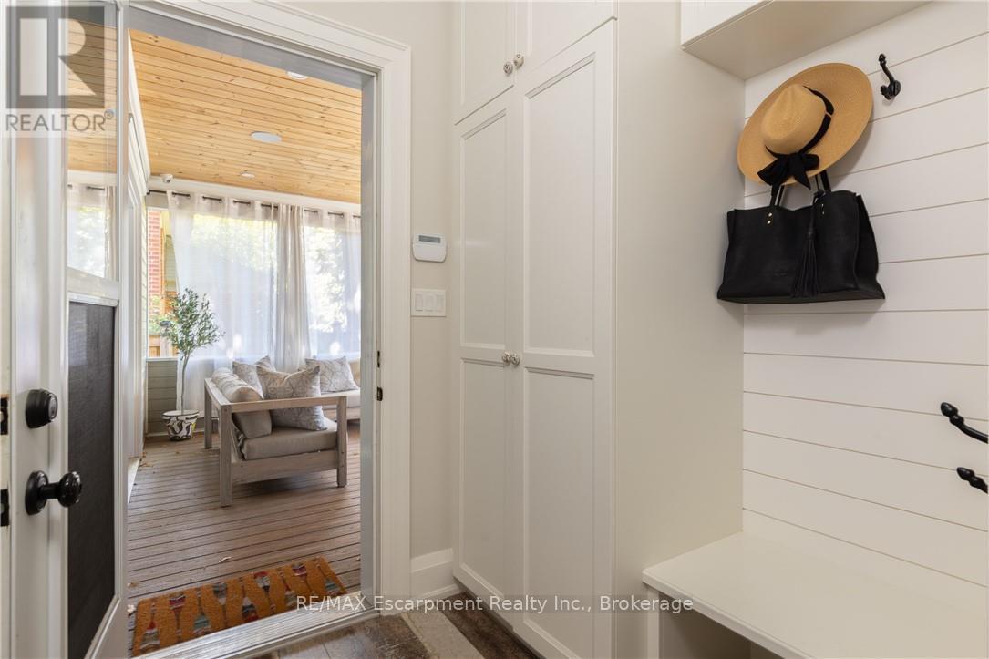 2195 Courtland Drive, Burlington (Brant), Ontario  L7R 1S2 - Photo 17 - W12893276