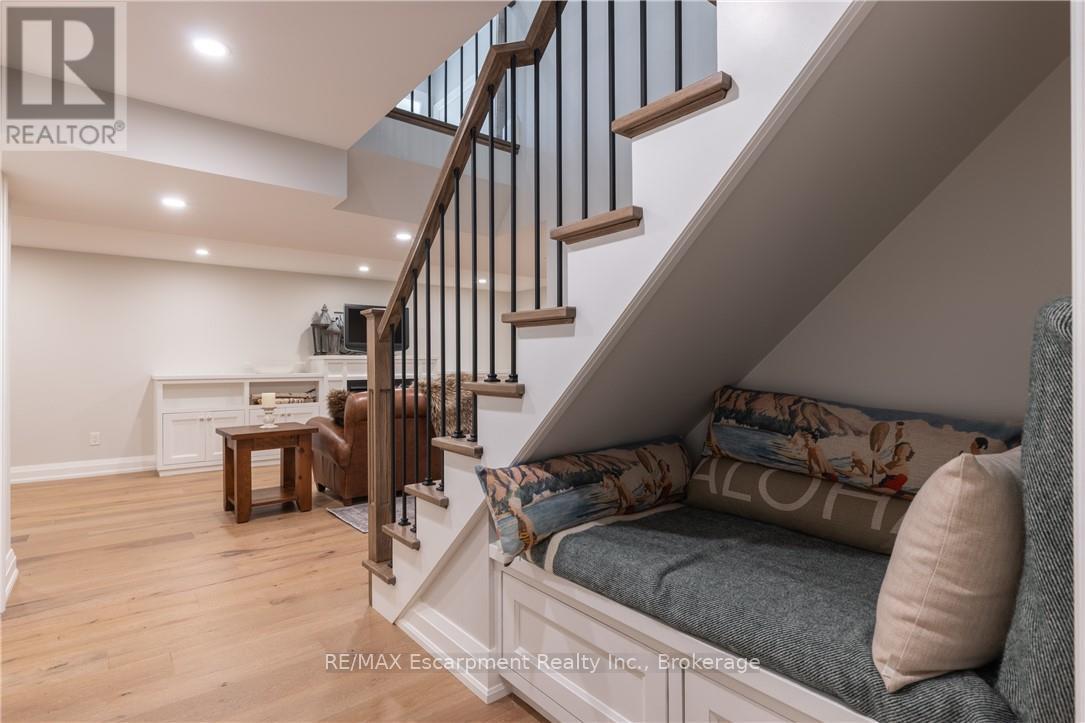 2195 Courtland Drive, Burlington (Brant), Ontario  L7R 1S2 - Photo 21 - W12893276