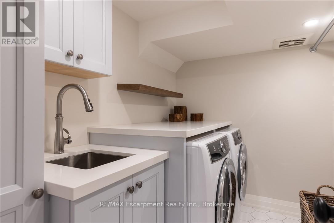 2195 Courtland Drive, Burlington (Brant), Ontario  L7R 1S2 - Photo 26 - W12893276