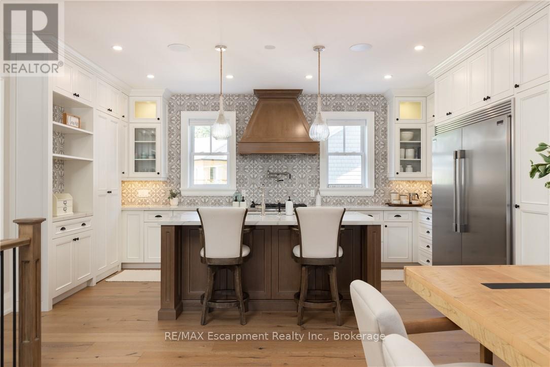 2195 Courtland Drive, Burlington (Brant), Ontario  L7R 1S2 - Photo 9 - W12893276