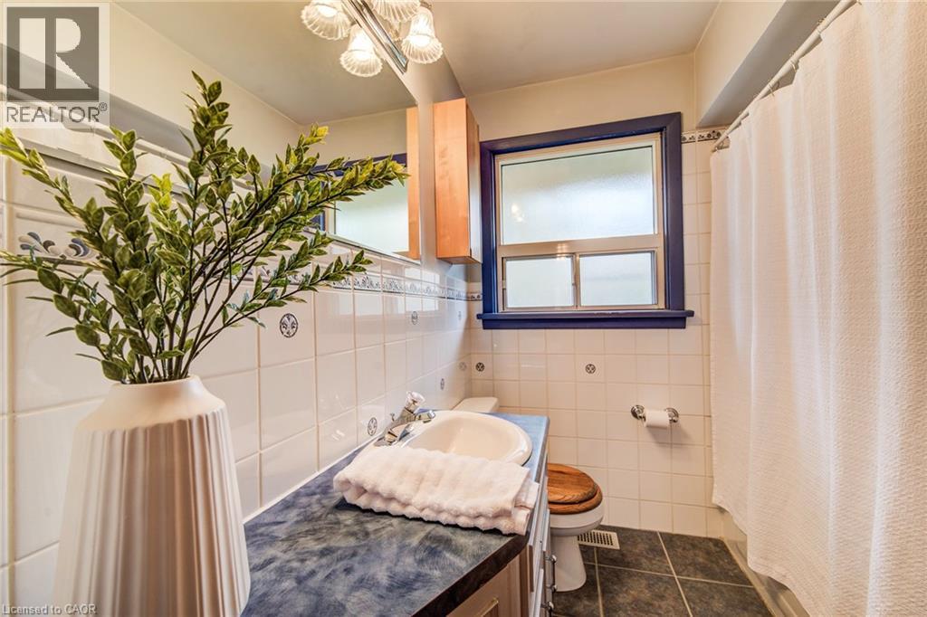 25 Dietz Avenue S, Waterloo, Ontario  N2L 2J7 - Photo 10 - 40812914