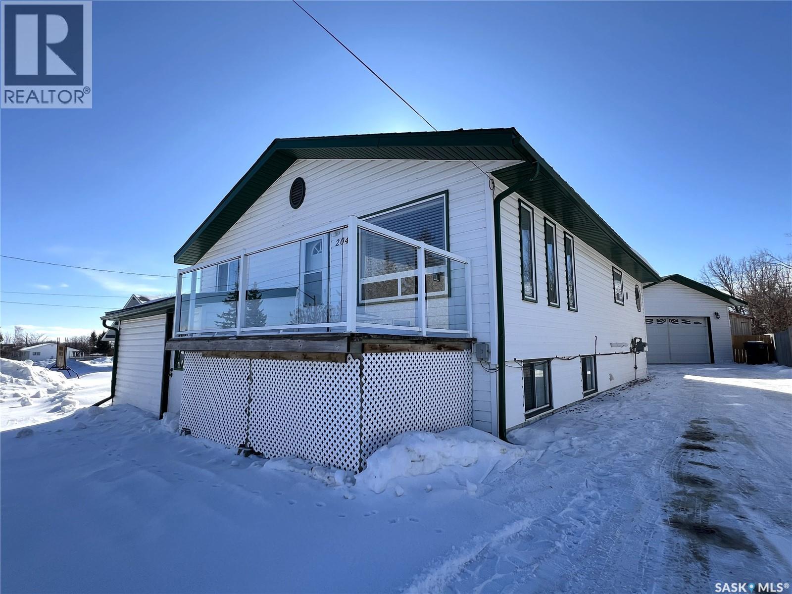 204 9th Avenue E, Meadow Lake, Saskatchewan  S9X 1G3 - Photo 1 - SK030636