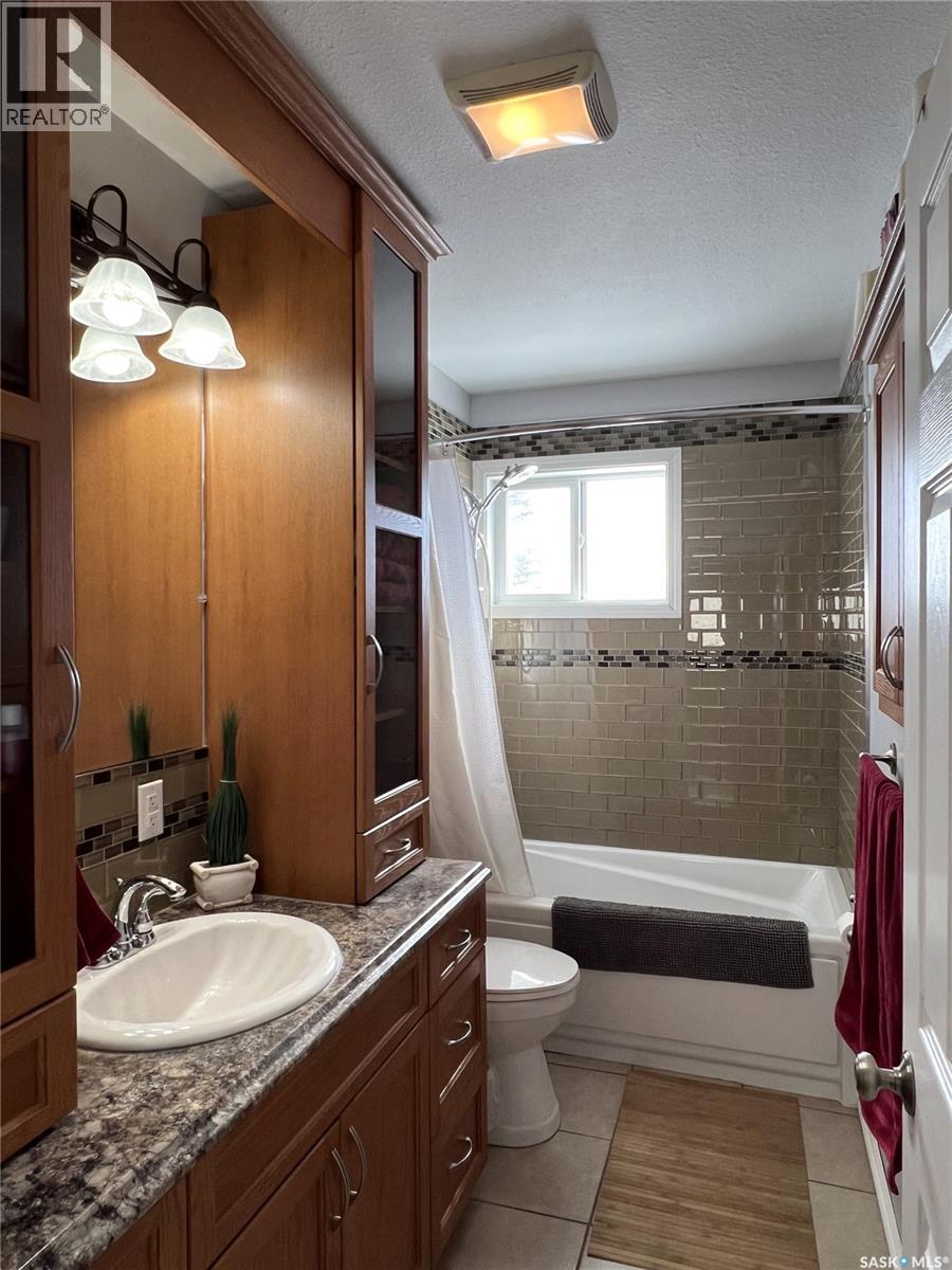 204 9th Avenue E, Meadow Lake, Saskatchewan  S9X 1G3 - Photo 14 - SK030636