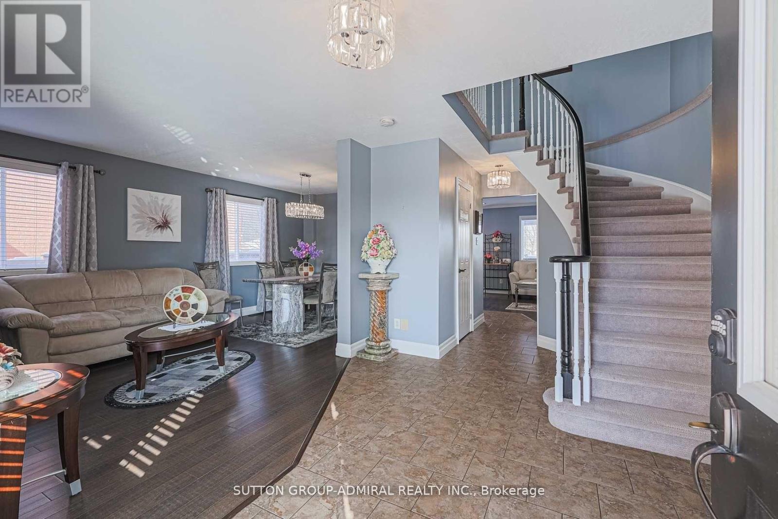 242 Mapleton Avenue, Barrie, Ontario  L4N 5V5 - Photo 3 - S12893326