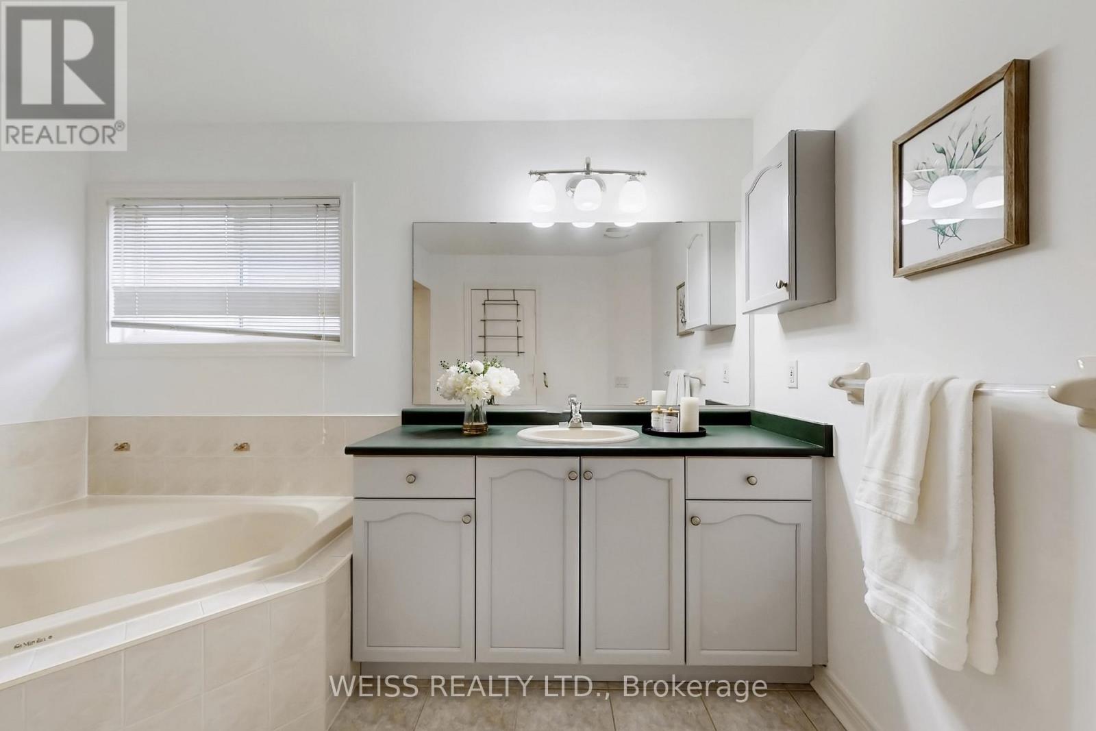 942 Khan Crescent, Mississauga, Ontario  L5V 2P7 - Photo 29 - W12893304