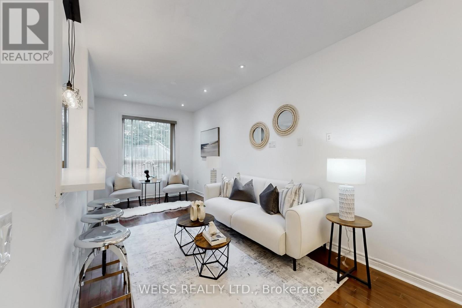 942 Khan Crescent, Mississauga, Ontario  L5V 2P7 - Photo 3 - W12893304