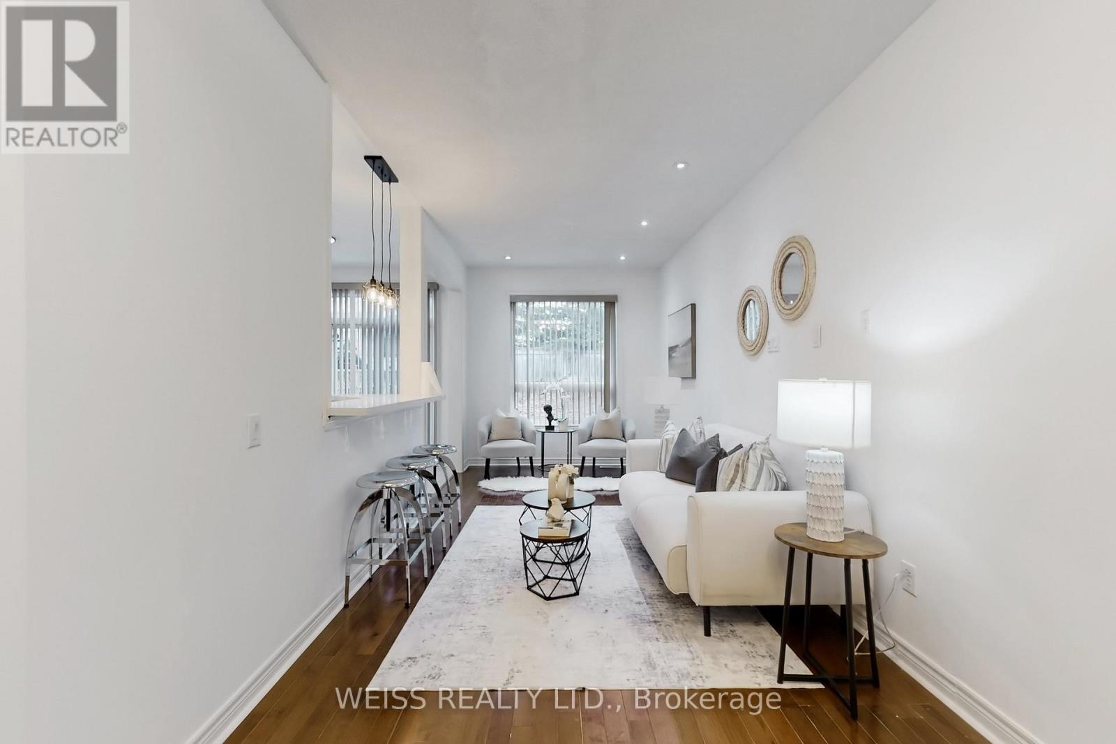 942 Khan Crescent, Mississauga, Ontario  L5V 2P7 - Photo 4 - W12893304