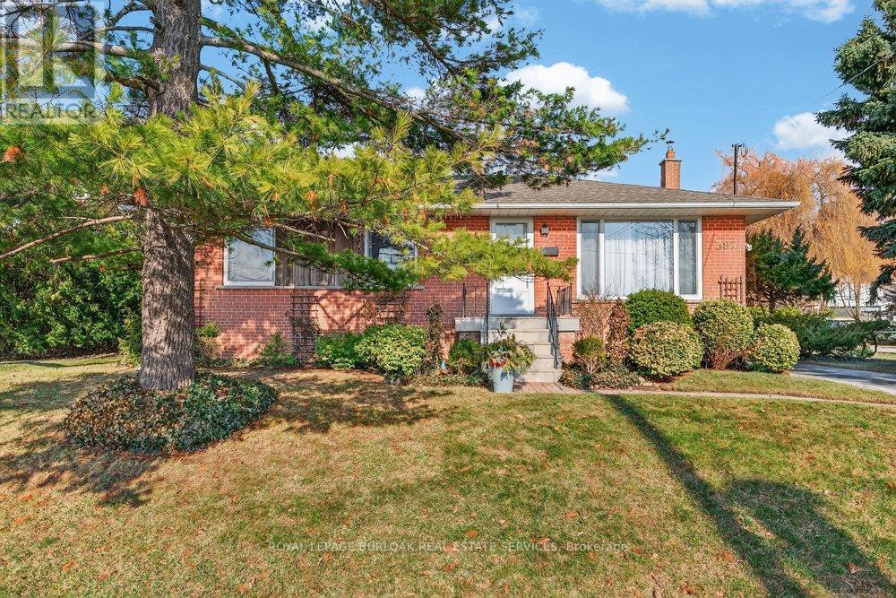 387 Walton Street, Oakville, Ontario  L6K 1R7 - Photo 3 - W12893372