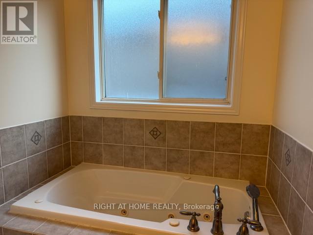 3910 Stardust Drive, Mississauga, Ontario  L5M 8A6 - Photo 10 - W12893452