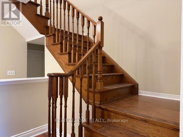 3910 Stardust Drive, Mississauga, Ontario  L5M 8A6 - Photo 3 - W12893452