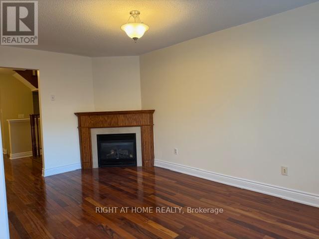 3910 Stardust Drive, Mississauga, Ontario  L5M 8A6 - Photo 4 - W12893452