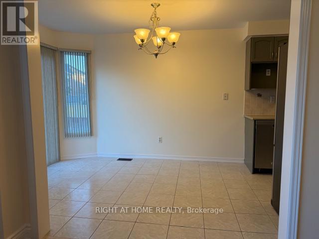 3910 Stardust Drive, Mississauga, Ontario  L5M 8A6 - Photo 6 - W12893452