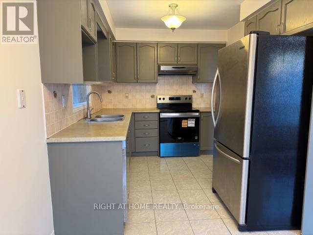 3910 Stardust Drive, Mississauga, Ontario  L5M 8A6 - Photo 7 - W12893452