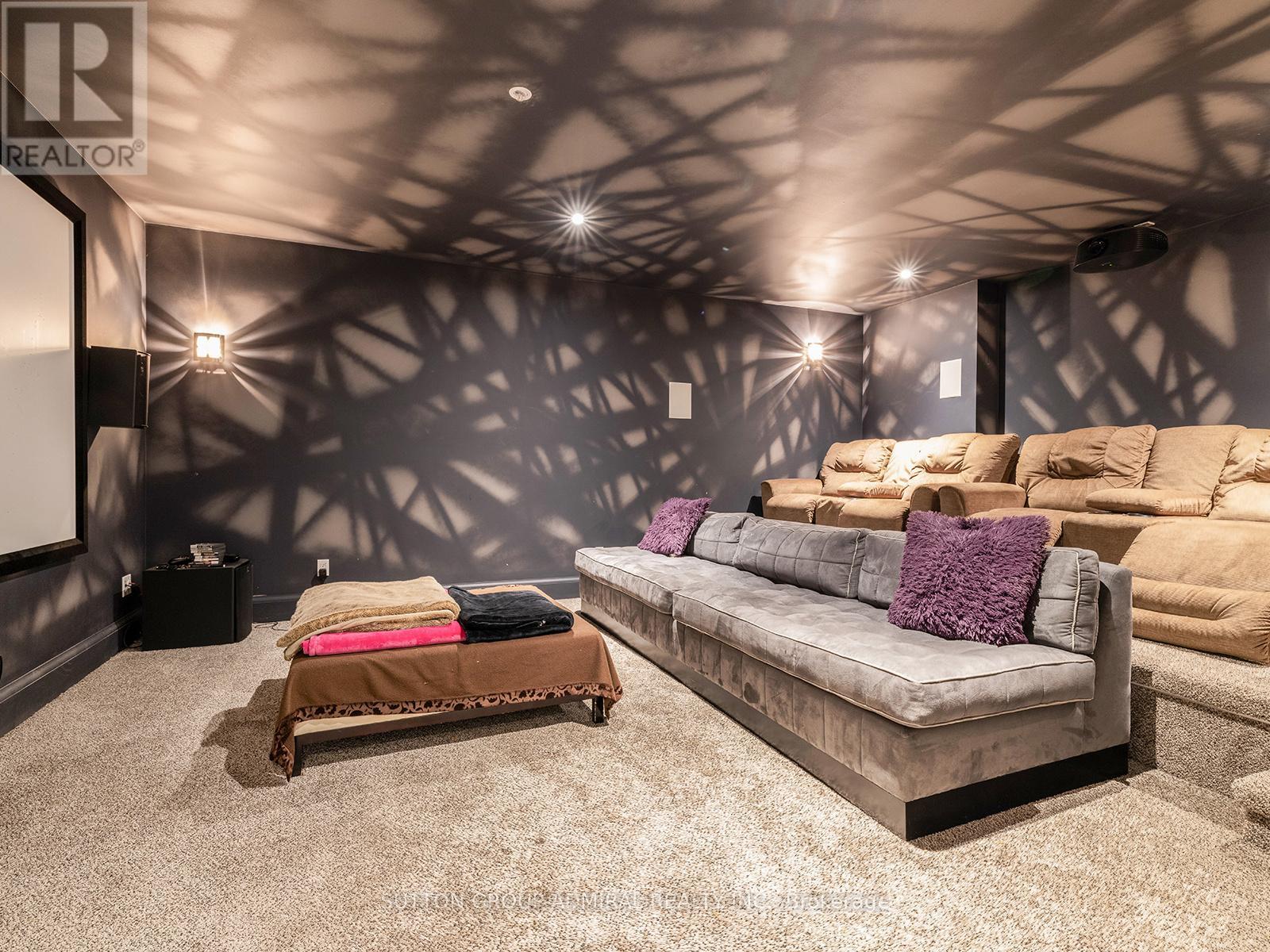 125 SANDRINGHAM DRIVE, Toronto, Ontario