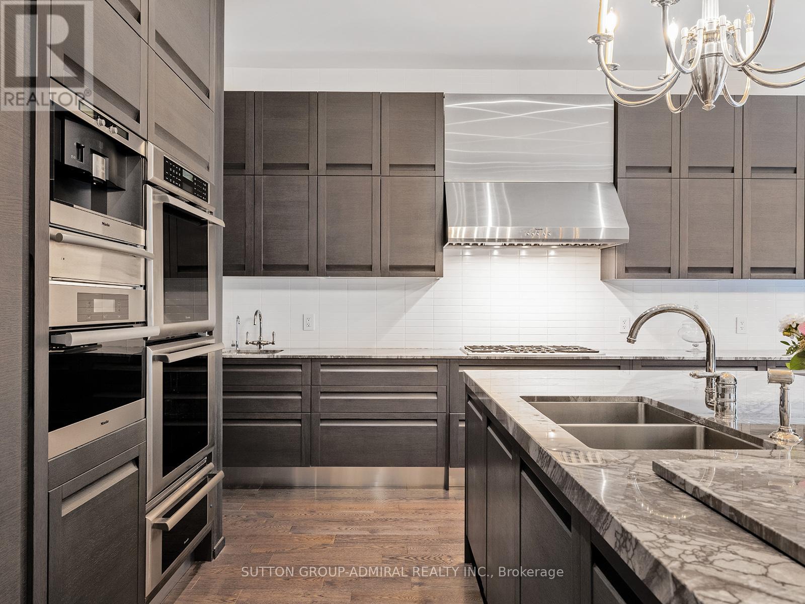 125 Sandringham Drive, Toronto, Ontario  M3H 1E2 - Photo 11 - C12893436