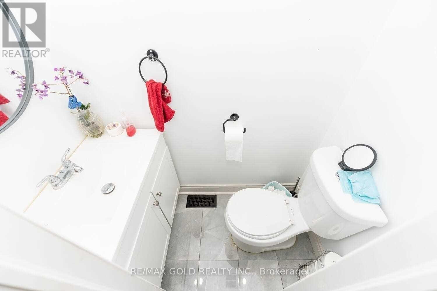 63 Newstead Crescent, Brampton, Ontario  L6V 2A8 - Photo 5 - W12844174