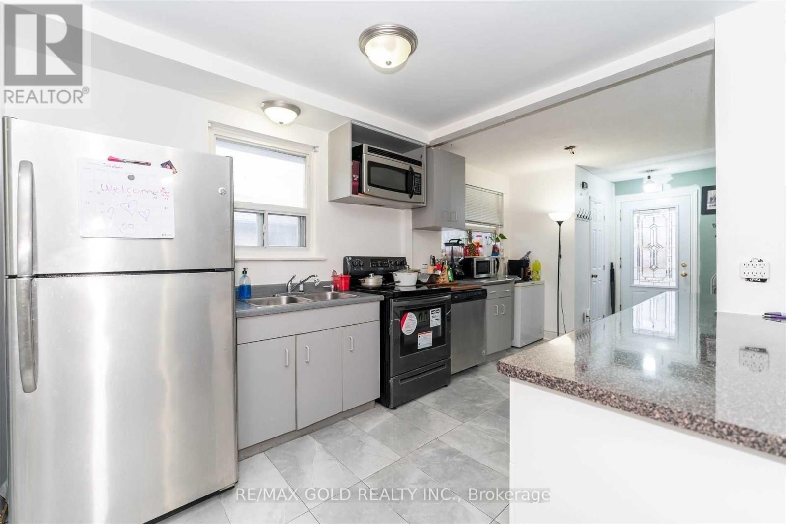 63 Newstead Crescent, Brampton, Ontario  L6V 2A8 - Photo 4 - W12844174