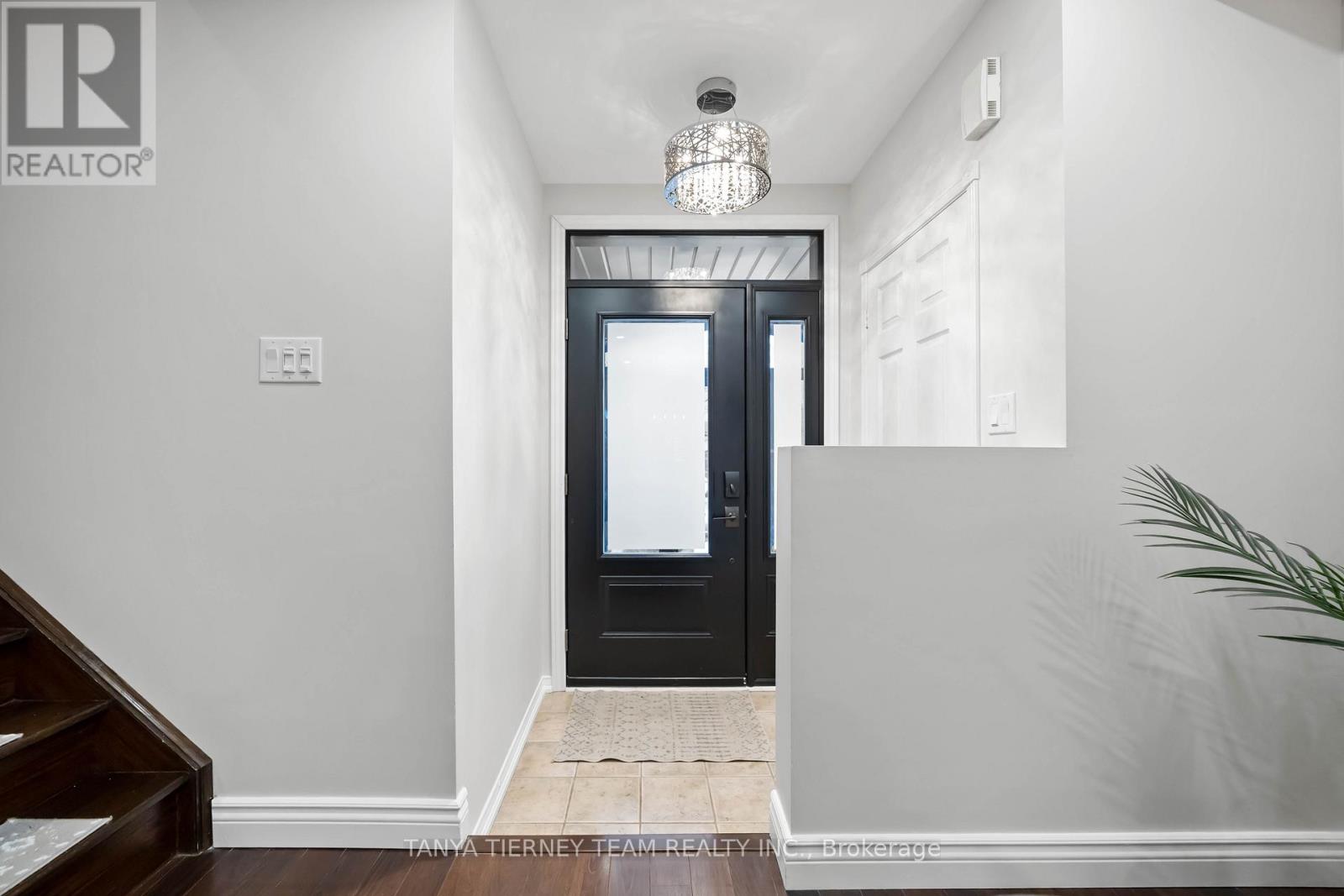 102 Zachary Place, Whitby, Ontario  L0B 1C0 - Photo 6 - E12893532