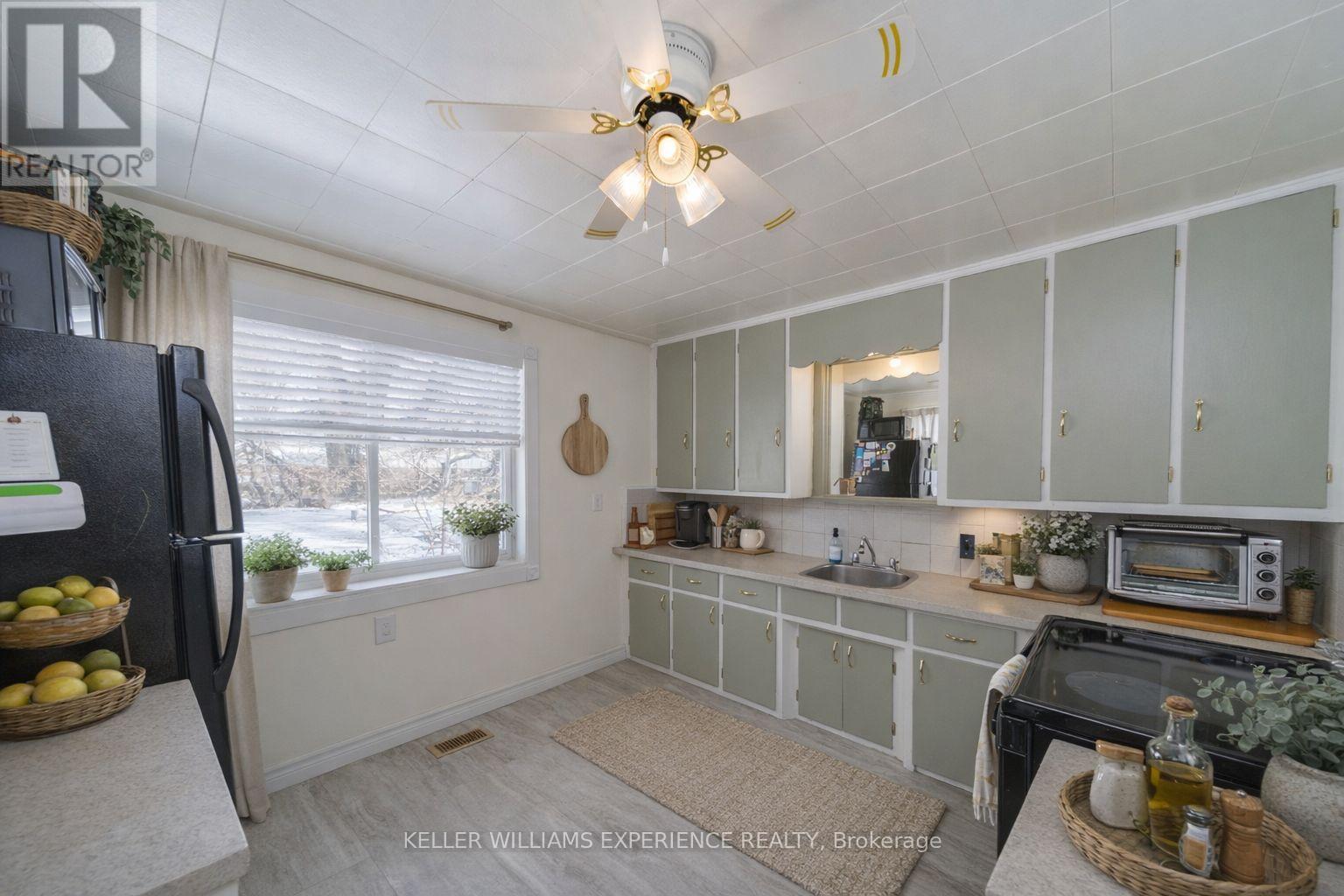 12 Elgin Street, Clearview, Ontario  L0M 1N0 - Photo 4 - S12893516