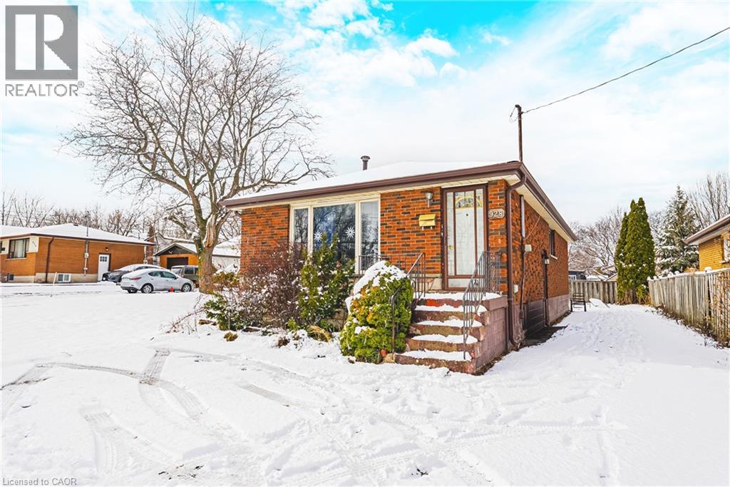 928 UPPER GAGE Avenue, Hamilton, Ontario