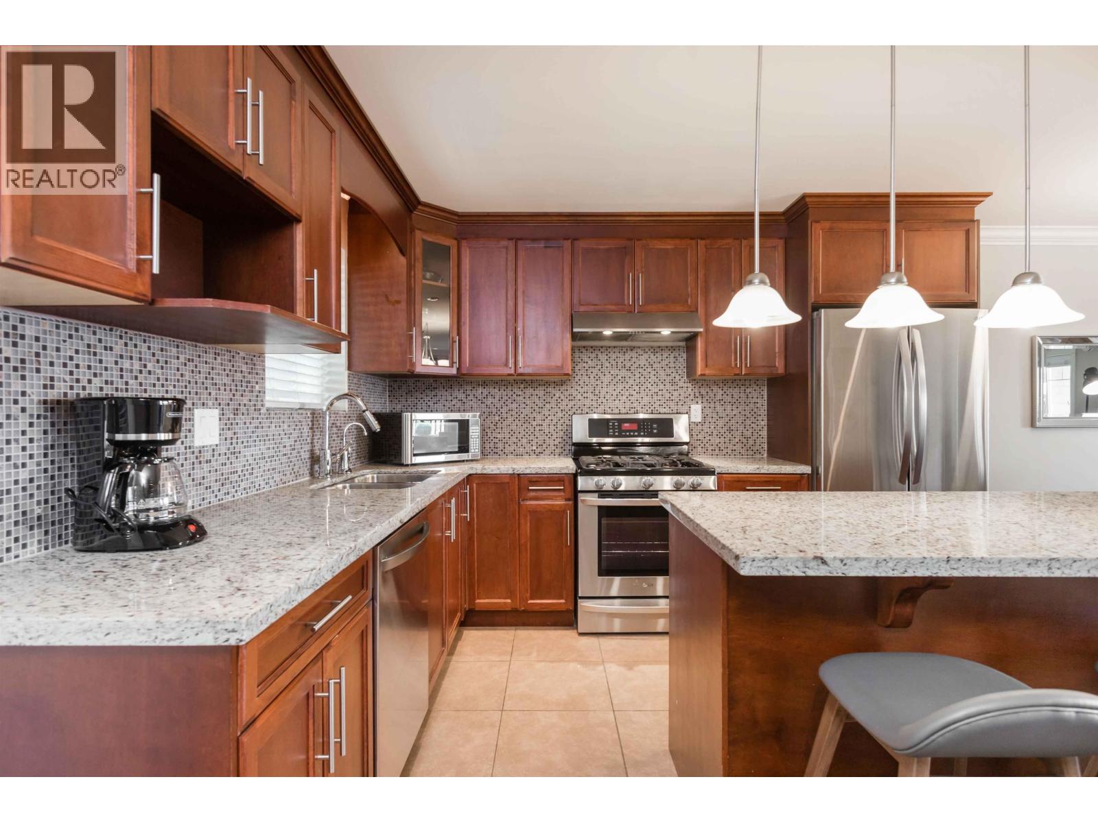 3 388 Ellesmere Avenue, Burnaby, British Columbia  V5B 3S9 - Photo 2 - R3087395