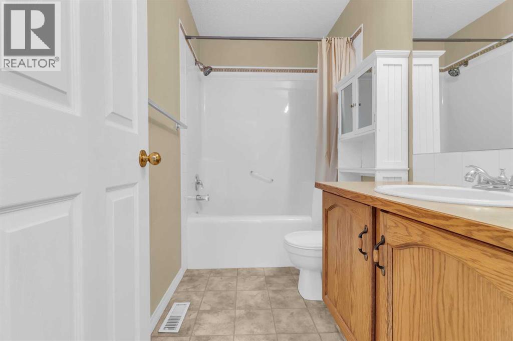 110 West Creek Bay, Chestermere, Alberta  T1X 1K7 - Photo 13 - A2262218