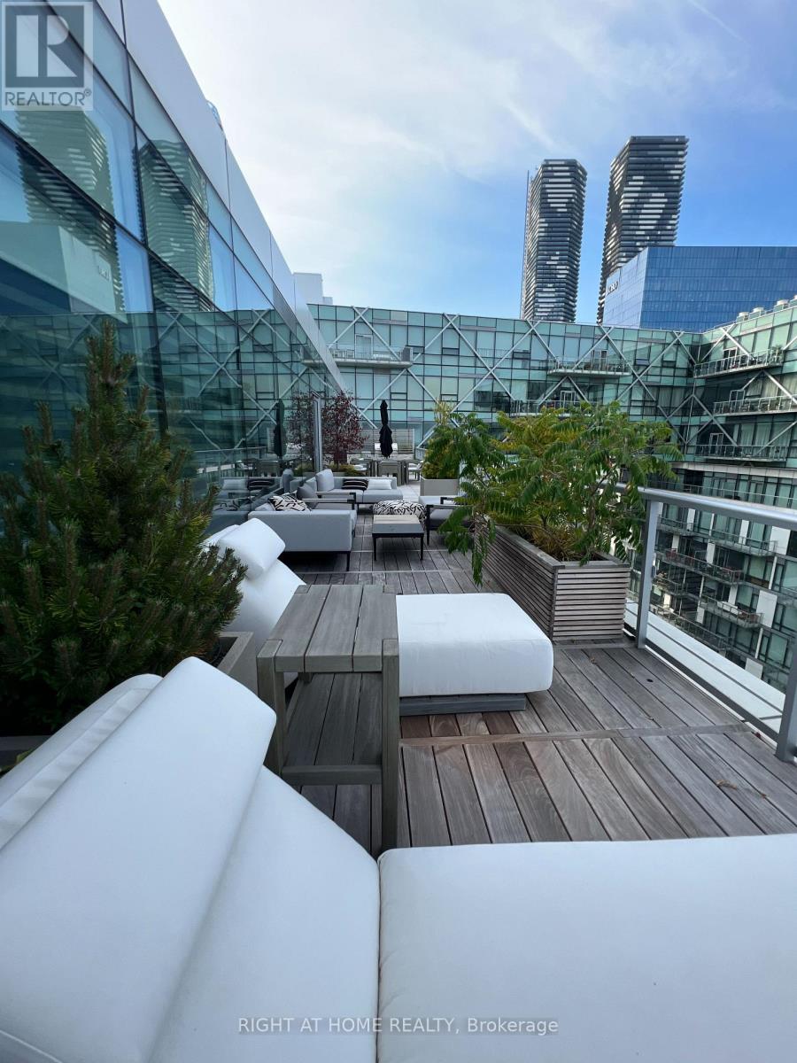 1202 - 39 Queens Quay E, Toronto (Waterfront Communities), Ontario  M5E 0A5 - Photo 17 - C12893588