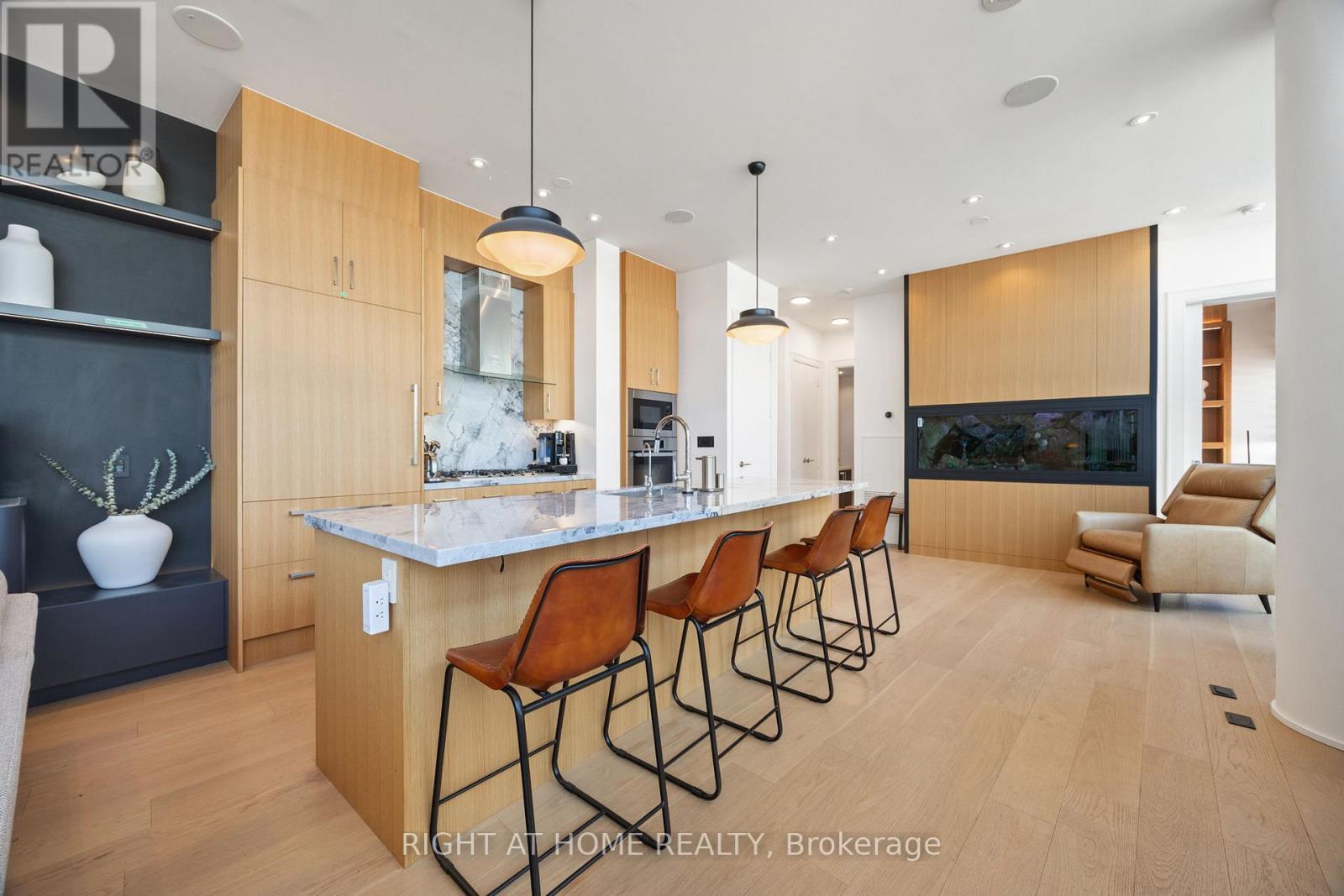 1202 - 39 Queens Quay E, Toronto (Waterfront Communities), Ontario  M5E 0A5 - Photo 5 - C12893588