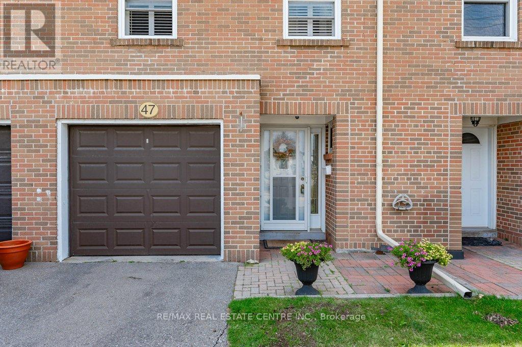 47 - 7255 Dooley Drive, Mississauga (Malton), Ontario  L4T 2S7 - Photo 4 - W12893620