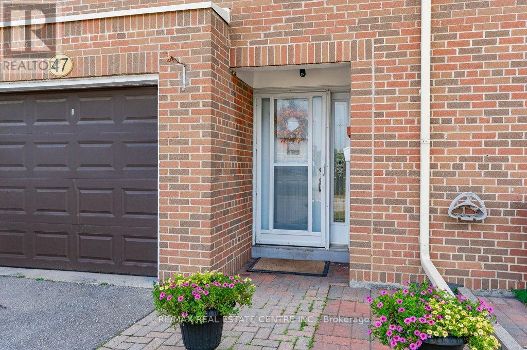 47 - 7255 Dooley Drive, Mississauga (Malton), Ontario  L4T 2S7 - Photo 5 - W12893620