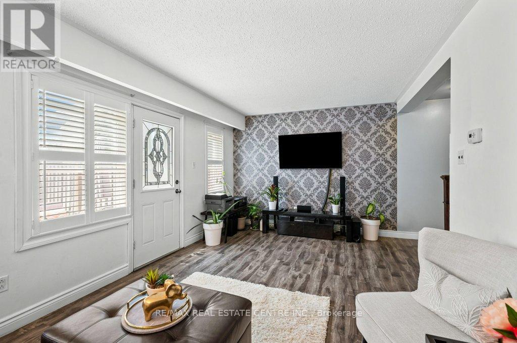 47 - 7255 Dooley Drive, Mississauga (Malton), Ontario  L4T 2S7 - Photo 9 - W12893620