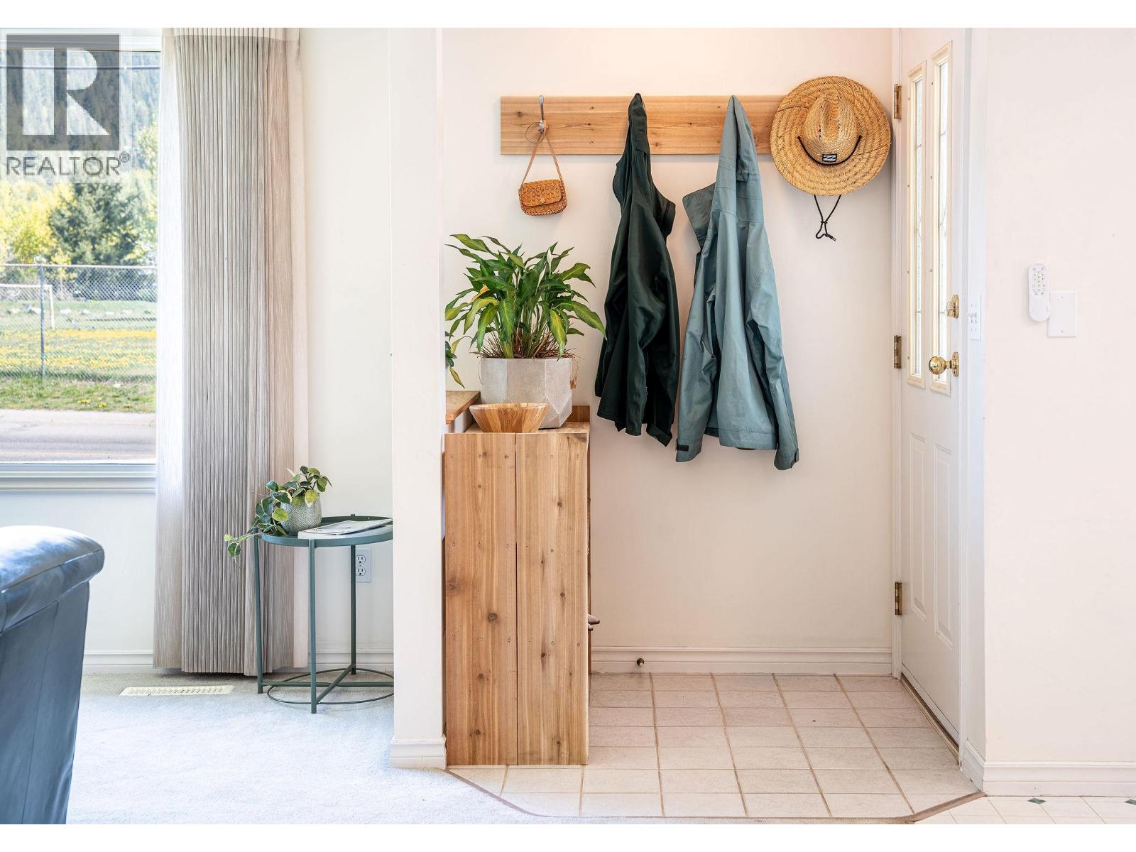 815 Fourth Street E, Revelstoke, British Columbia  V0E 2S0 - Photo 4 - 10365720