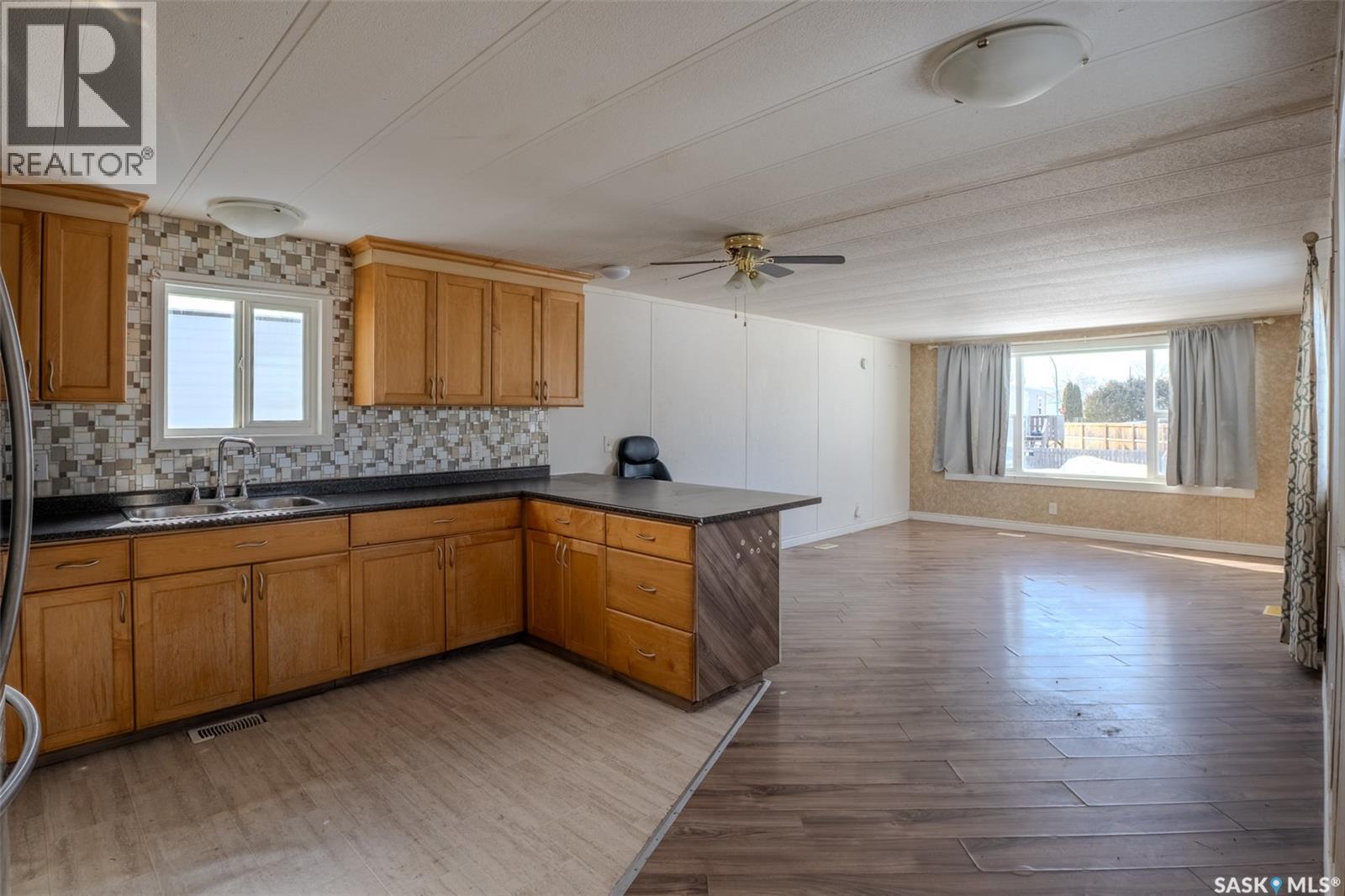 63 219 Grant Street, Saskatoon, Saskatchewan  S7N 2A5 - Photo 3 - SK030599