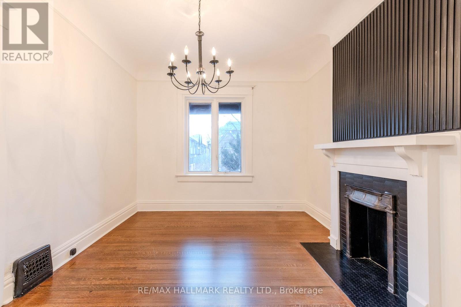 653 Logan Avenue, Toronto, Ontario  M4K 3C4 - Photo 5 - E12893714