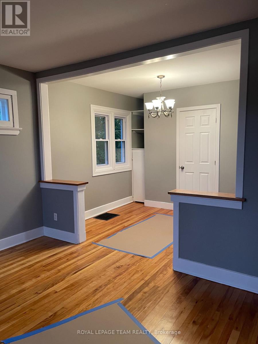 1297 Kitchener Avenue, Ottawa, Ontario  K1V 6W3 - Photo 4 - X12884304