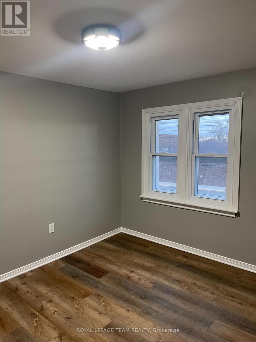 1297 Kitchener Avenue, Ottawa, Ontario  K1V 6W3 - Photo 8 - X12884304