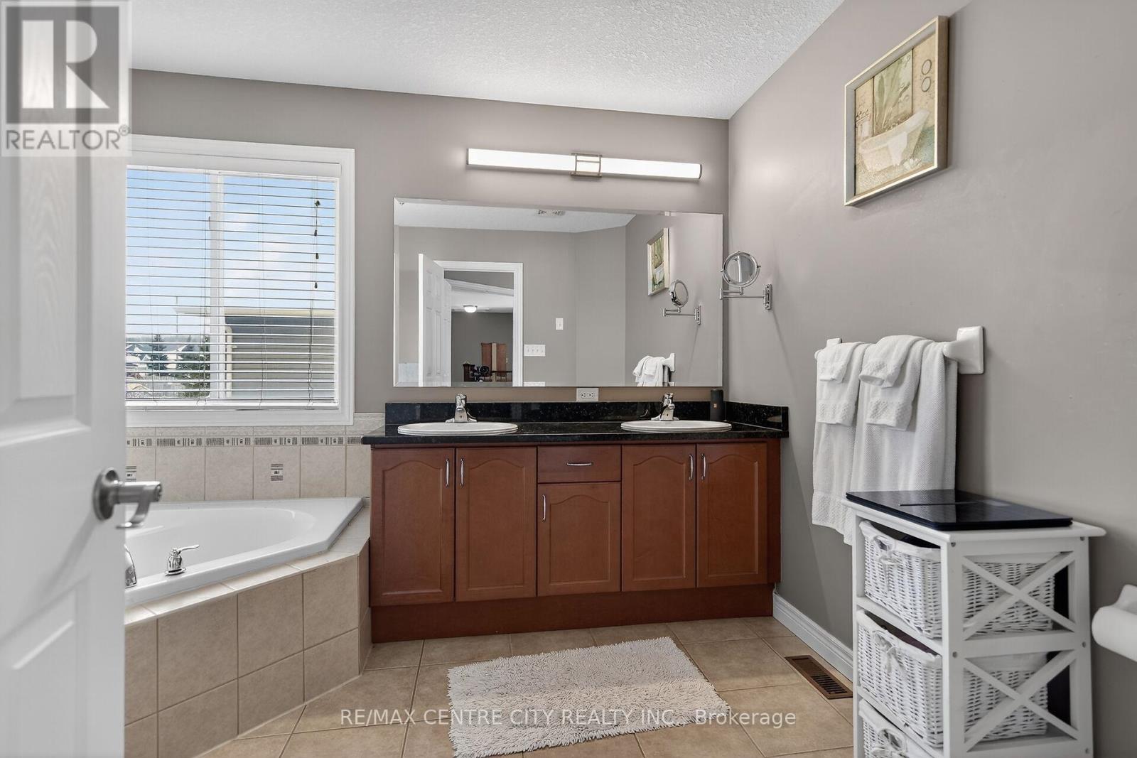 1260 Birchwood Drive, London South, Ontario  N6K 5C2 - Photo 17 - X12893756