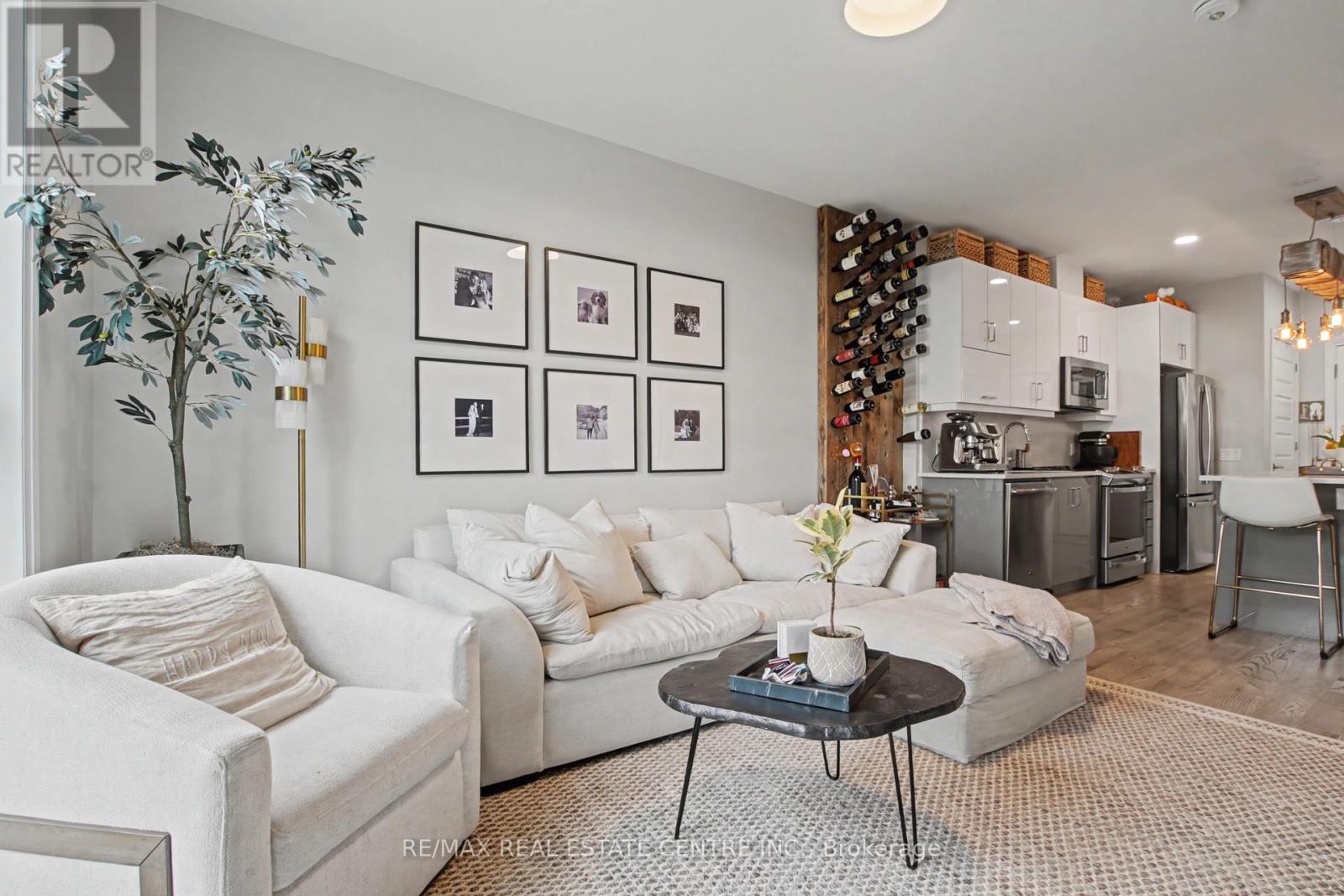 309 - 95 Dundas Street W, Oakville, Ontario  L6M 5N4 - Photo 3 - W12893834