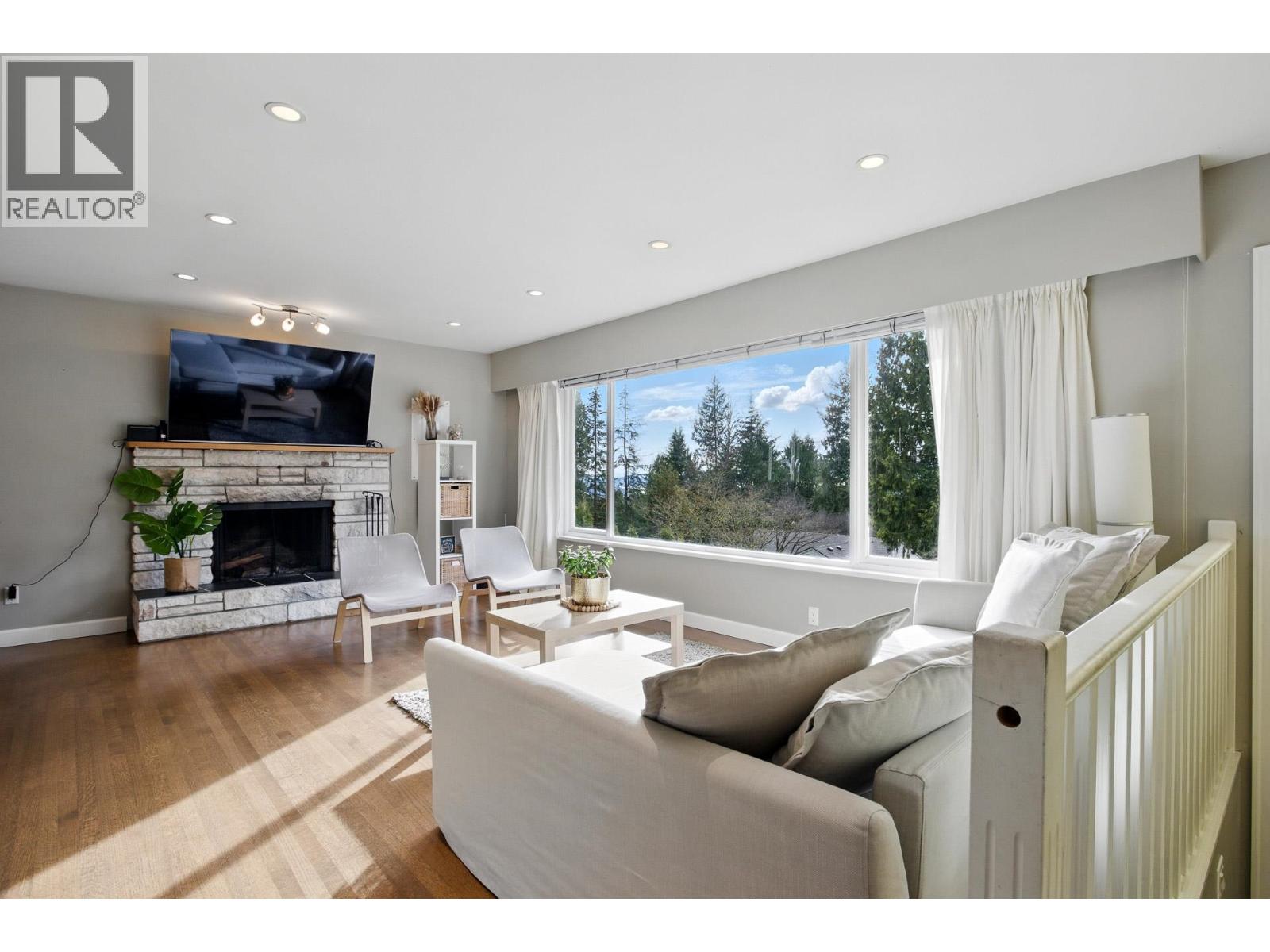 4938 REDONDA DRIVE, North Vancouver, British Columbia