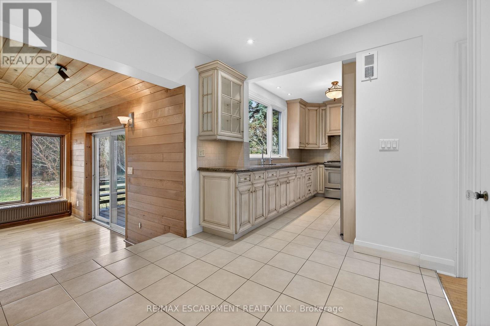 2317 Lakeshore Road, Burlington, Ontario  L7R 1B3 - Photo 20 - W12886836